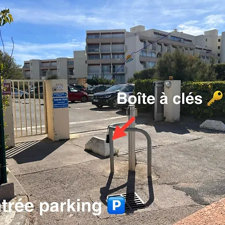 Bord De Mer, Terrasse Et Parking *